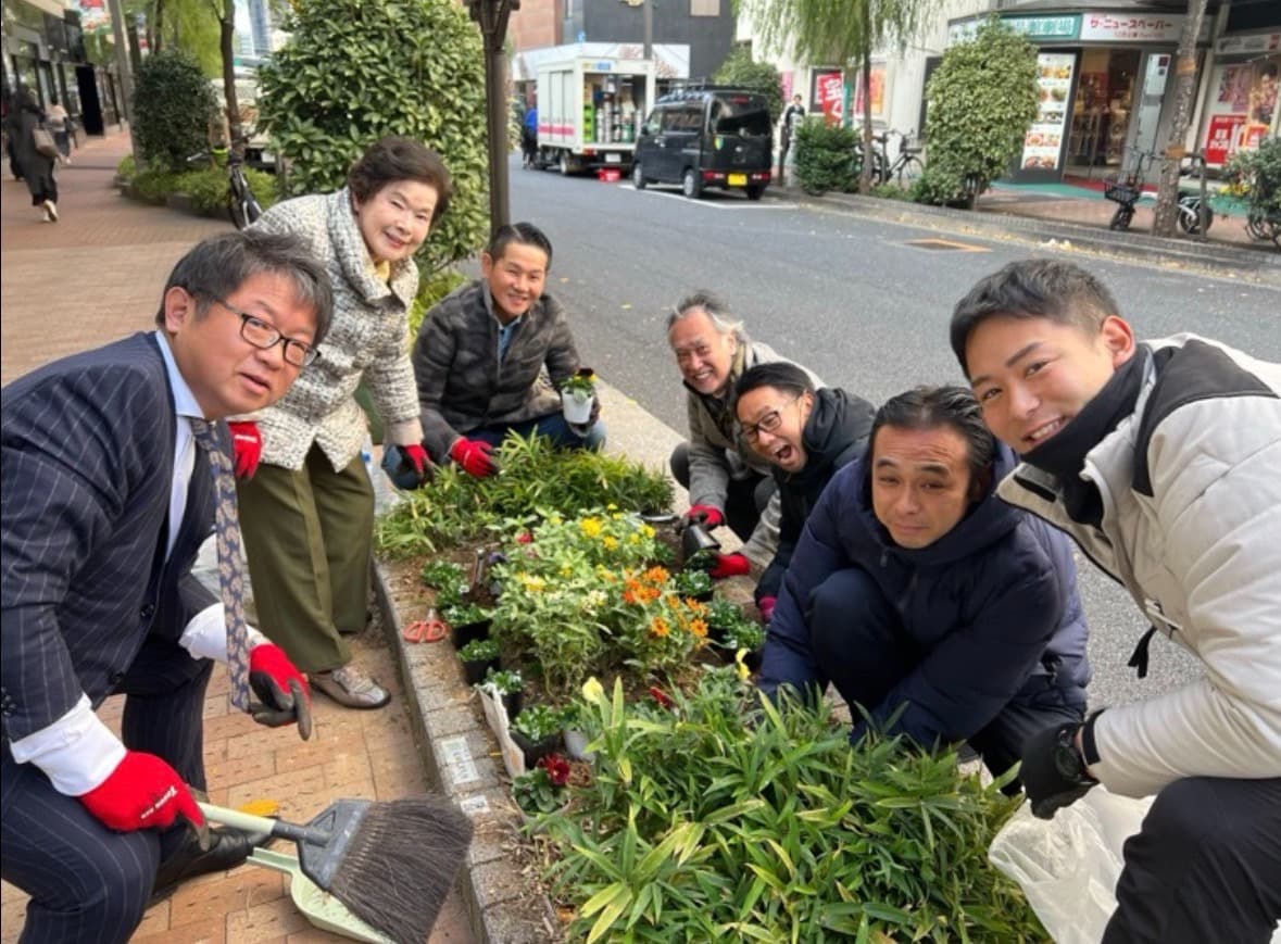 ロータリークラブでの銀座並木通りの花壇の手入れ